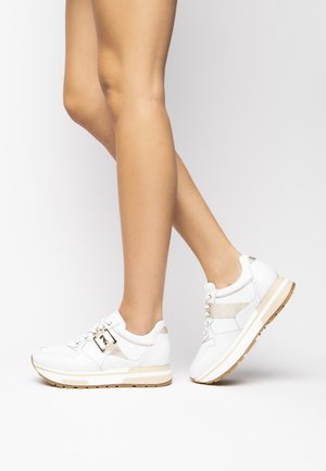 Sneaker bianche con un design testurizzato, caratterizzate da un accento dorato e una suola beige chiaro. Comprendono lacci e un dettaglio decorativo a fibbia.