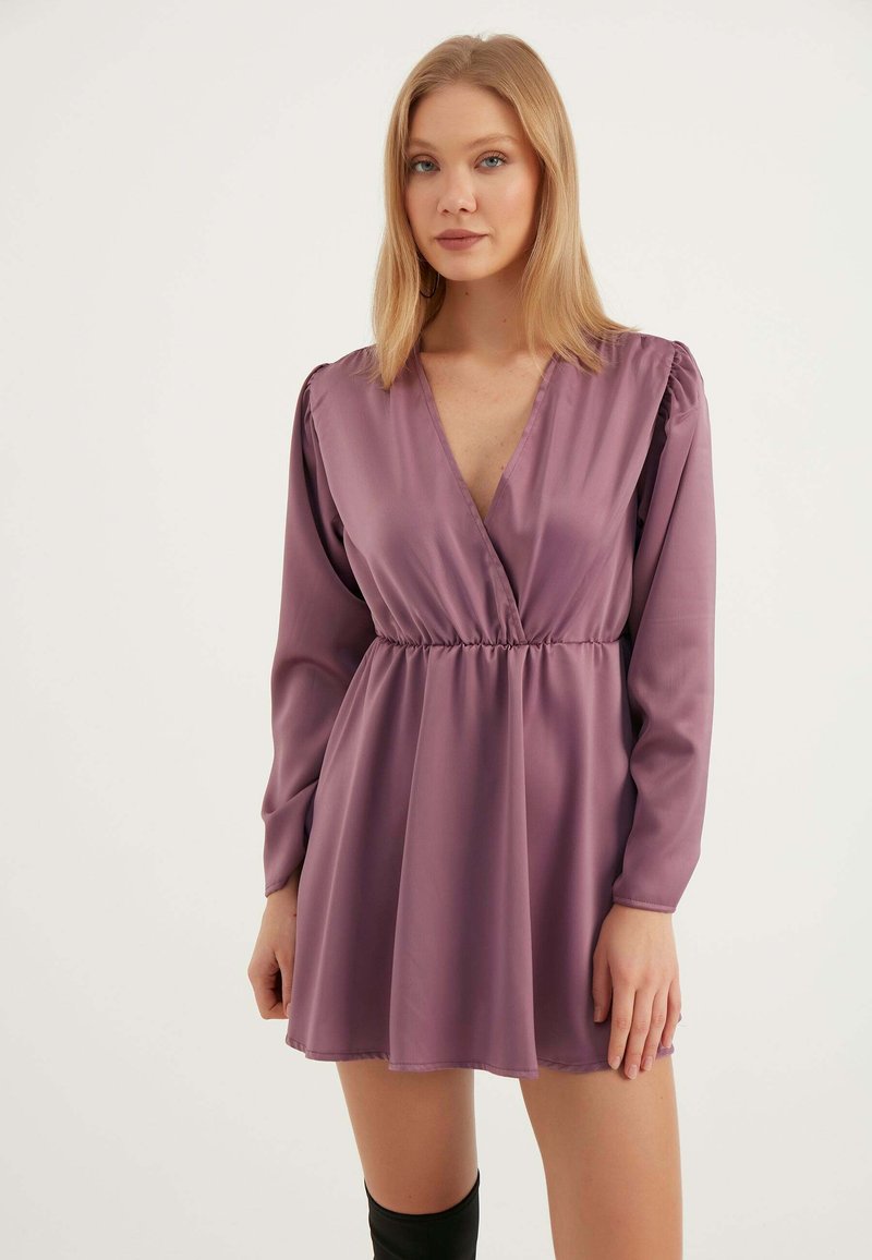 Herita V-neck Satin Dress - Freizeitkleid - pink