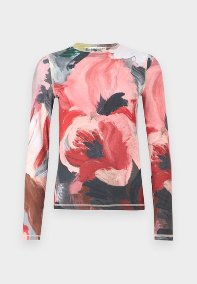 Koszula z długim rękawem wykonana z gładkiej tkaniny, zdobiona kolorowym, abstrakcyjnym kwiatowym wzorem w odcieniach różu, czerwieni i ciemnych tonów, z okrągłym dekoltem.