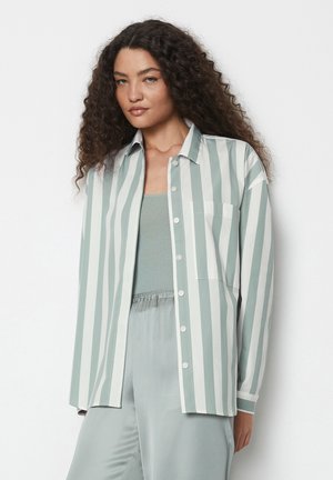 Hellgrünes und weiß gestreiftes Hemd mit Knöpfen, Kragen, Brusttasche und lässiger Passform, über einem einfarbigen grünen Oberteil getragen.