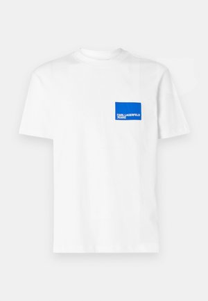 Weißes Baumwoll-T-Shirt mit einem blauen rechteckigen Logo-Patch auf der linken Brust, auf dem "KARL LAGERFELD JEANS" steht. Rundhalsausschnitt-Design.