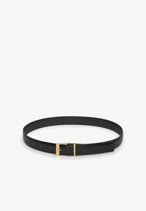 Czarny skórzany pasek o gładkiej fakturze, z prostokątną klamrą w kolorze złotym oraz wieloma otworami do regulacji rozmiaru.