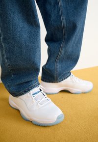 Kijelölve, white/legend blue/black