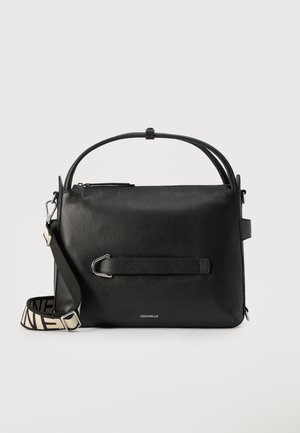 Μαύρη δερμάτινη τσάντα χειρός με επάνω λαβή και αποσπώμενο ρυθμιζόμενο λουρί ώμου σε ασπρόμαυρο σχέδιο, ασημένιο μεταλλικό υλικό και κλείσιμο με φερμουάρ.