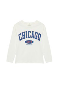Biała koszulka z długim rękawem z napisem "CHICAGO CITY" i "STATE CHAMPIONSHIP" w wyróżniających się niebieskich i czerwonych literach, wykonana z bawełny, z dekoltem okrągłym.