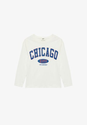 Witte langemouwen t-shirt met de teksten "CHICAGO CITY" en "STATE CHAMPIONSHIP" in vetgedrukt blauw en rood, gemaakt van katoen, met een ronde hals.