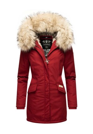 Parka d'hiver rouge avec grande capuche bordée de fourrure beige, fermeture éclair frontale, poches à rabat et étiquette de marque sur la poche droite.
