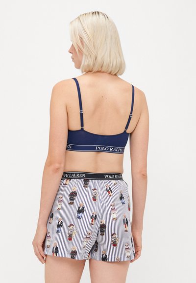 Námornícky bralet s nastaviteľnými ramienkami, spárovaný s bielymi boxerami s potlačou medvedíka a modrým pruhovaným vzorom, oba značky "Polo Ralph Lauren."