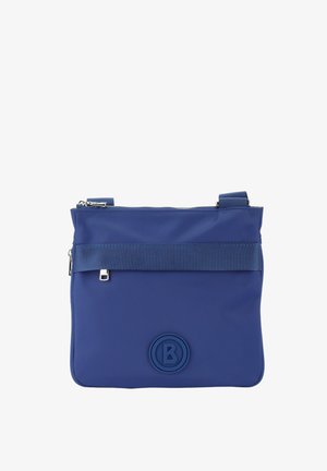 Modrá nylonová taška se zipovým uzávěrem, pruhovým popruhem a kulatým logem. Plochý design s hladkým povrchem a stříbrnými doplňky.