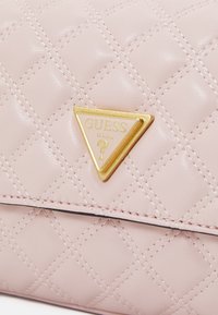 Guess GIULLY - Rankinė - light rose
