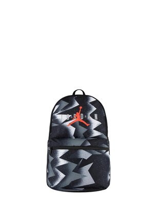 Zaino con motivo a zigzag nero e grigio su sfondo screziato, dettagli del logo rossi e tasca frontale con cerniera.