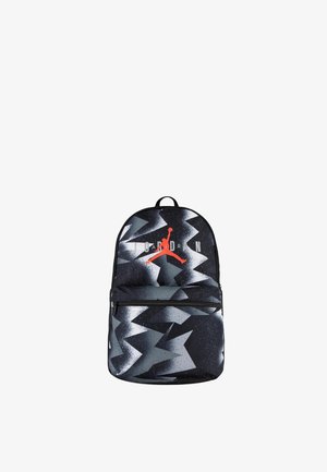 Zaino con motivo a zigzag nero e grigio su sfondo screziato, dettagli del logo rossi e tasca frontale con cerniera.