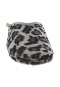 Zapatos de casa con estampado de leopardo en gris y negro, con material de suave piel sintética, forma redondeada y un lazo decorativo en el lateral.