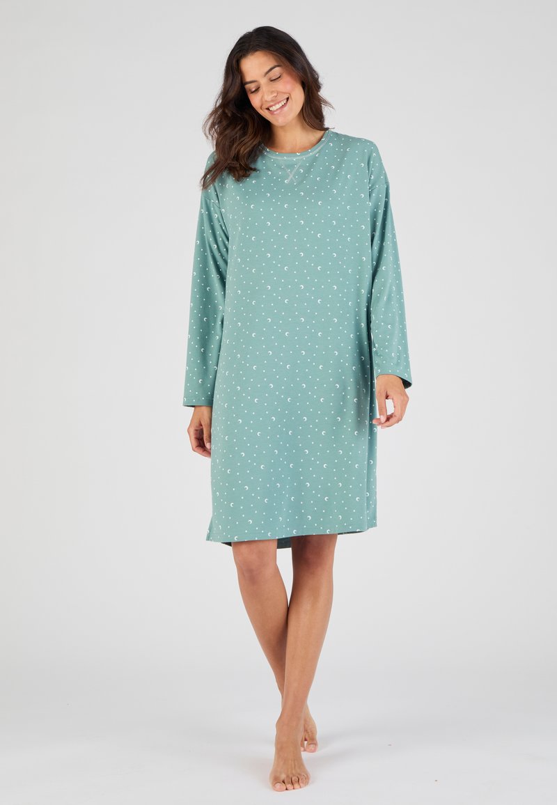 Delicata camicia da notte color teal chiaro in tessuto morbido, con scollo a giro e maniche lunghe, decorata con un motivo di lune crescenti bianche.