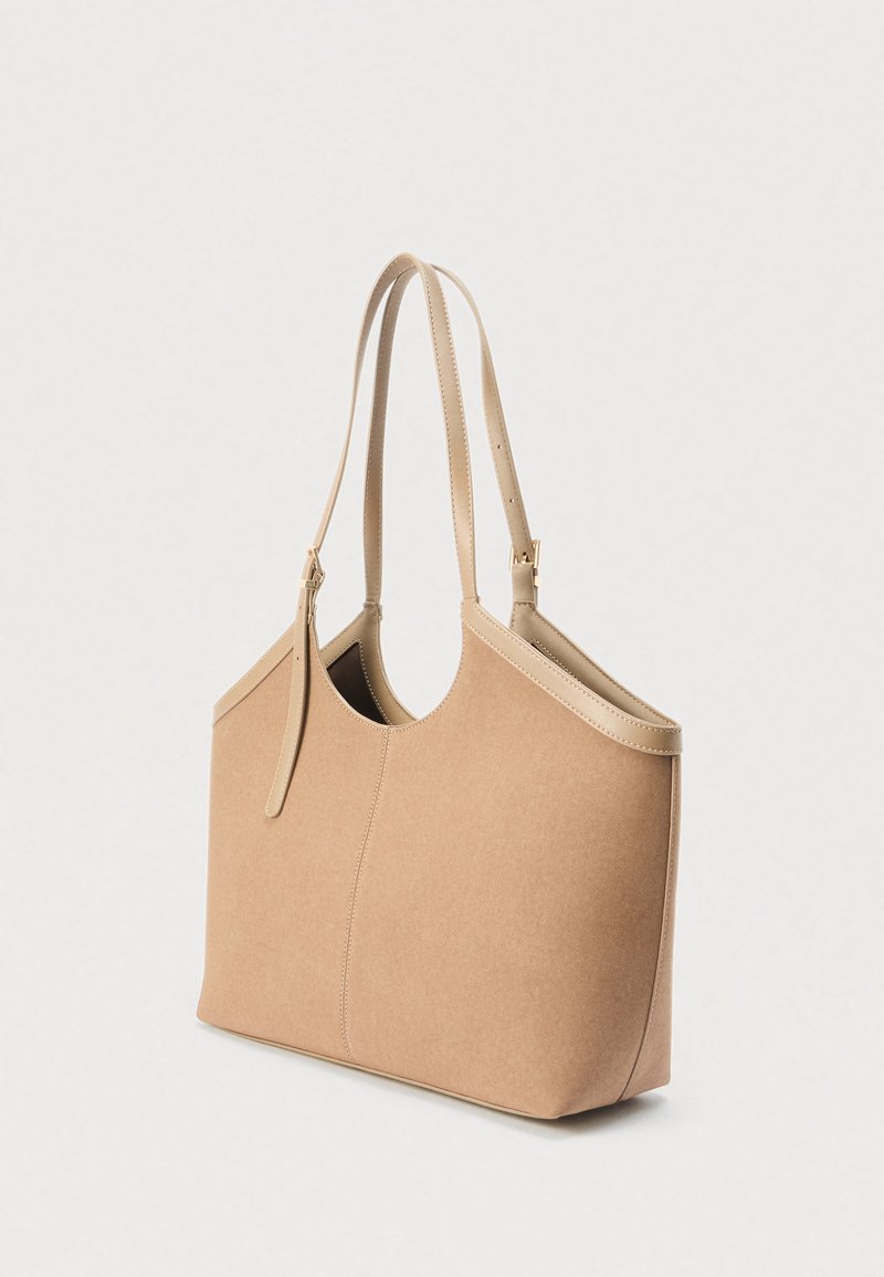 Bolso tote beige hecho de material similar al fieltro con detalles en cuero liso. Cuenta con largas correas para el hombro y un diseño espacioso y estructurado.