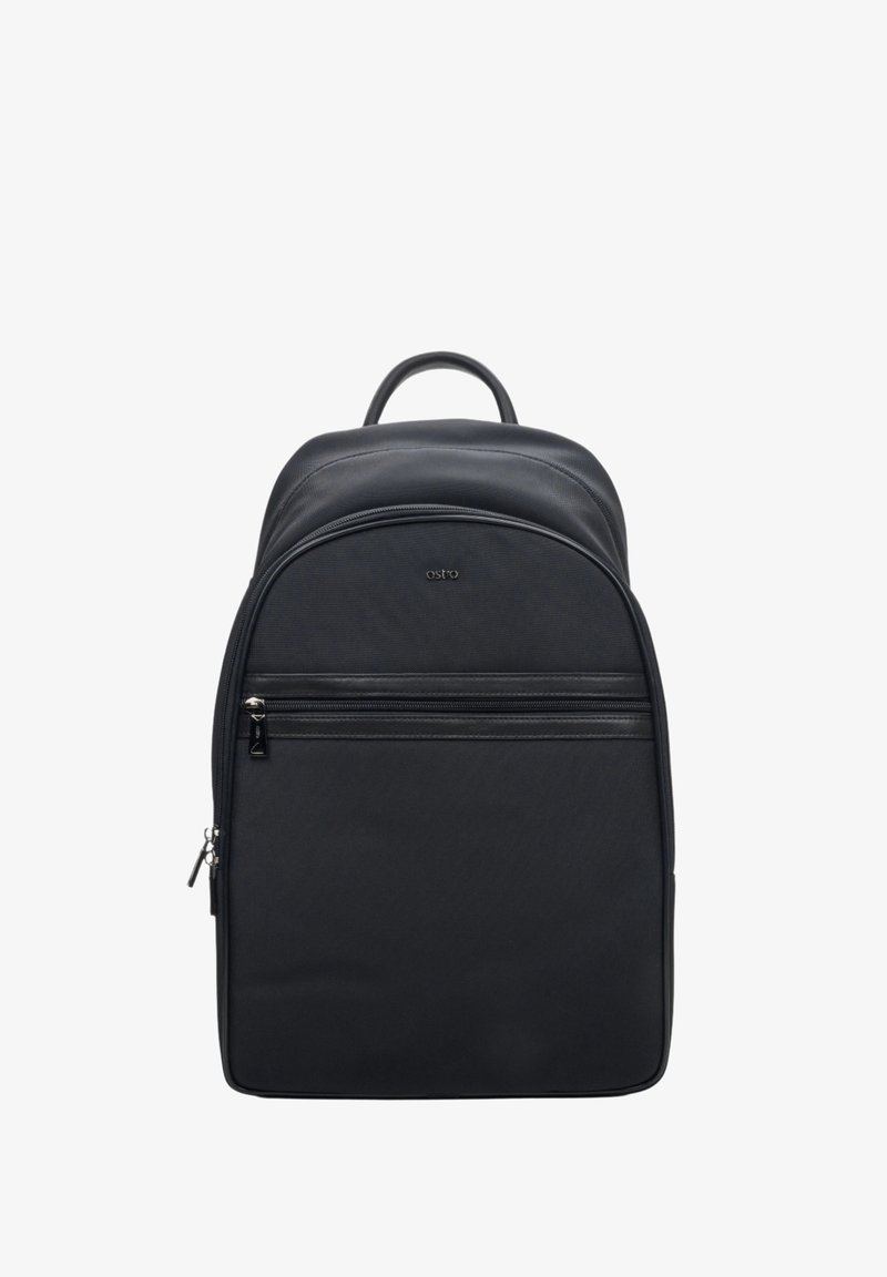 Czarna plecak z gładkim wykończeniem materiału, zaokrąglonym wierzchem, przednią kieszenią na zamek i regulowanymi paskami na ramiona. Posiada uchwyt na górze do noszenia.