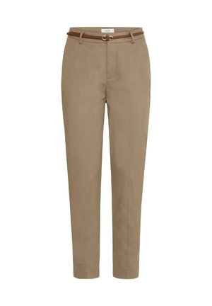 Beige Chinos mit schmalem Schnitt und zulaufendem Bein, ausgestattet mit einem braunen Gürtel mit rechteckiger Schnalle. Glattes Material, keine auffälligen Muster.
