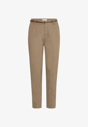 Bež chinos hlače s slim fit krojem in zoženim robom, oblečene z rjavim pasom z ovalno zaponko. Gladek material, brez izrazitih vzorcev.