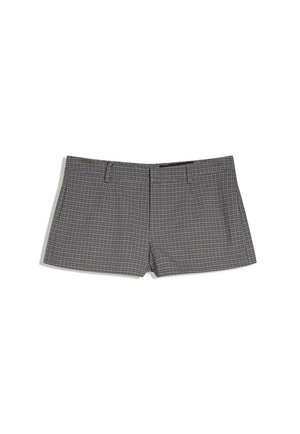 Shorts ajustés à carreaux gris et noirs avec passants pour ceinture et poches avant, posés à plat sur un fond blanc.