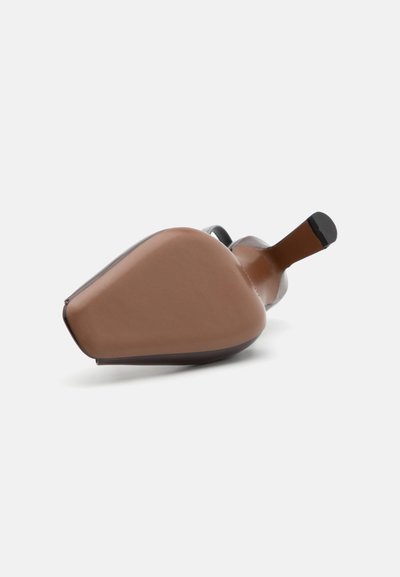 Brun læder sko med hæl, der har et kantet design, glat overflade og en blank sort hæl. Overdelen har en strømlinet finish og minimal detaljer.