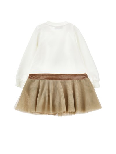 Top bianco a maniche lunghe con una cintura in velluto marrone e una gonna in tulle sovrapposto color beige. Il tessuto appare morbido e testurizzato.