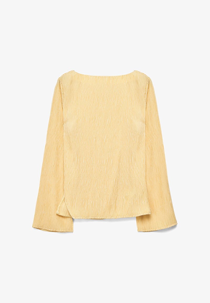 Dlhá rukávová blúzka svetložltej farby s textúrou, s lodičkovým výstrihom a mierne rozšírenými manžetami, položená na bielom pozadí.