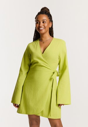 Limegrünes Wickelkleid mit langen, weiten Ärmeln und einem Bindeband in der Taille. Hergestellt aus einem strukturierten Stoff, mit einem V-Ausschnitt und einem geschichteten Saum.