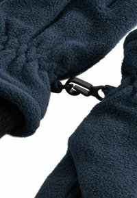 Gants en polaire navy avec une surface texturée. Dotés d'un connecteur clip noir et d'un poignet en tissu noir. Conception douce et isolée pour plus de chaleur.