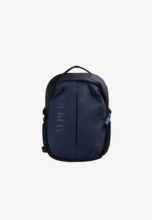 Mochila azul oscuro con la marca "SCALPERS" en vertical, asa superior y correas laterales discretas, mostrada de frente sobre un fondo blanco.