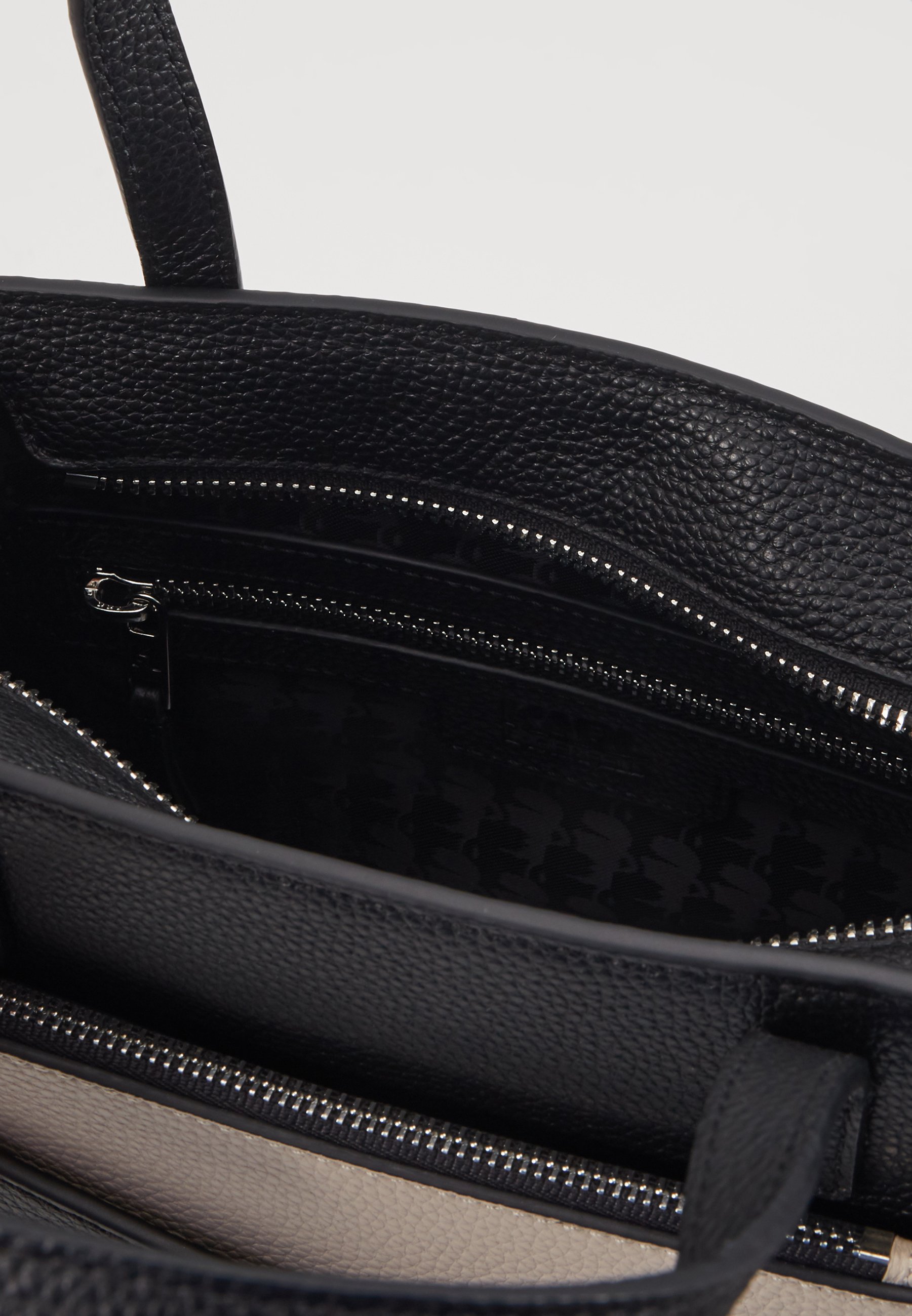 KARL LAGERFELD POCKET SMALL TOTE Håndveske black KARL LAGERFELD POCKET SMALL TOTE Håndveske black
