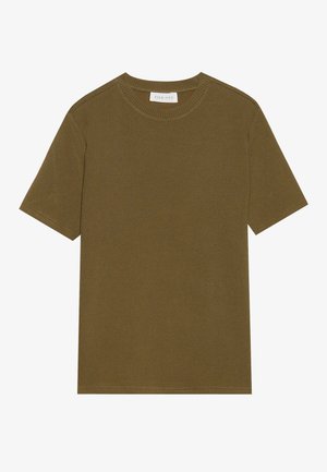 T-shirt côtelé vert olive, à manches courtes, col rond, texture douce, avec une étiquette visible au niveau du col.