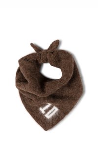 Brązowy, dziergany wełniany szalik na szyję w kształcie trójkąta z pętlą i wiązaniem u góry, z białą cyfrą "10" po jednej stronie.