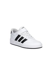 Sneaker Adidas blanc avec des rayures noires, des lacets et une bande Velcro sur le dessus, présenté à un léger angle droit sur un fond blanc.
