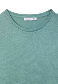 Maglietta verde chiaro a maniche corte con scollo rotondo. Realizzata in tessuto morbido e testurizzato. L'etichetta riporta "TERRANOVA" e la taglia "S".