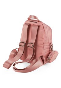 Mochila rosa con diseño acolchado, correas ajustables, herrajes plateados y un pequeño bolso extraíble. Fabricada con material suave y duradero.