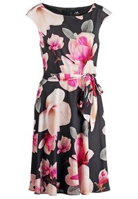 Svart knälength klänning med stort rosa och vitt blommönster, korta ärmar och ett matchande tygbälte knutet i midjan.