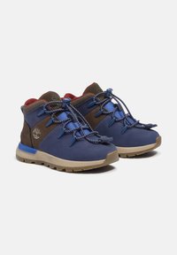 Botas de senderismo azules con acentos marrones, que cuentan con cuero texturizado, suelas de goma y cordones contrastantes para un ajuste seguro.