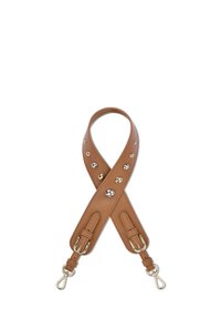 Leren tasband in bruin met gouden en zilveren studs, vlak ontwerp met verstelbare clips voor bevestiging, gestructureerde afwerking en kruispatroon.