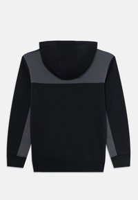 Sudadera de manga larga negra y gris oscuro con paneles en bloques de color en los hombros y laterales, mostrada desde la parte trasera sobre un fondo blanco.