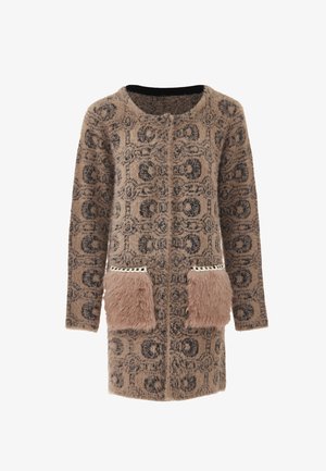 Faux fur lang cardigan i beige og mørkebrun med intrikate mønstre, der har to pelsforede lommer og dekorative stikninger.