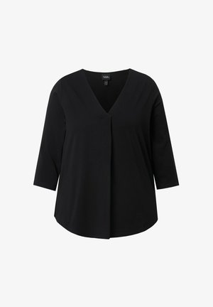 Černý top s tříčtvrtečními rukávy, výstřihem do V a volným střihem. Vyrobený z měkkého materiálu s jemným splýváním a bez viditelných zapínání.