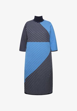 Strickkleid mit hohem Kragen, kurzen Ärmeln und einem geometrischen Design aus dunkelblauen und hellblauen Streifen mit weißen Akzenten.