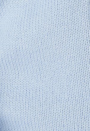 Tejido de punto azul claro con una textura suave; presenta un patrón acanalado con costuras uniformes en todo momento. Material blando y flexible.