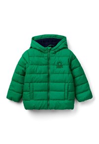 Grüne, gesteppten Kinderkapuzenjacke mit vorderem Reißverschluss, zwei Seitentaschen und einem kleinen gestickten Logo auf der Brust.