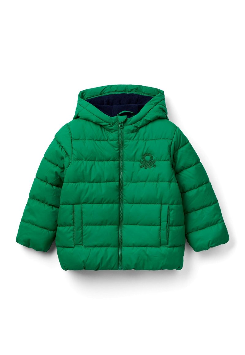 Grüne, gesteppten Kinderkapuzenjacke mit vorderem Reißverschluss, zwei Seitentaschen und einem kleinen gestickten Logo auf der Brust.