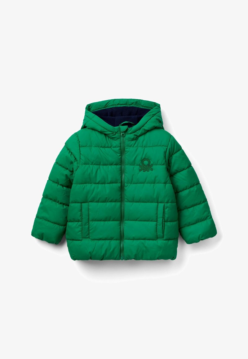 Grüne, gesteppten Kinderkapuzenjacke mit vorderem Reißverschluss, zwei Seitentaschen und einem kleinen gestickten Logo auf der Brust.