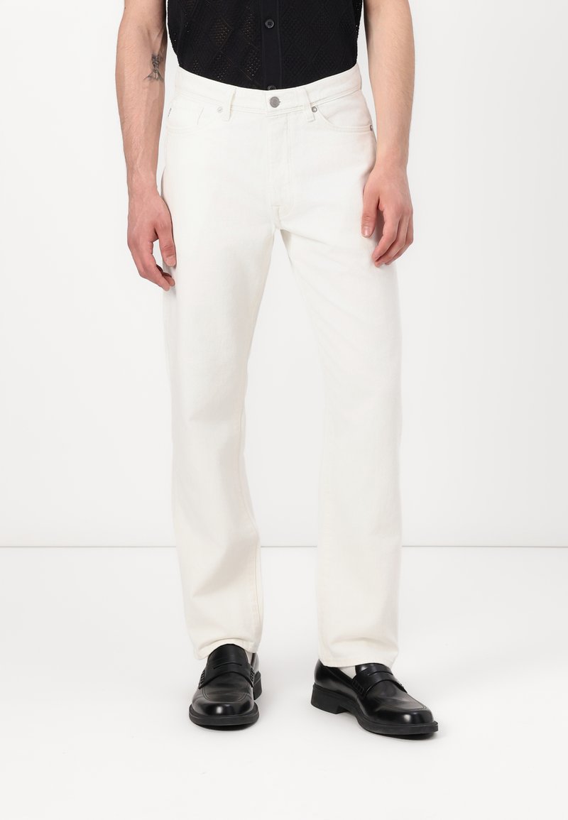 Jeans de mezclilla blanca con corte recto, que presentan un estilo de cinco bolsillos, cierre de botón metálico y detalles de costura sutiles.