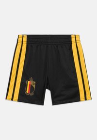 Μαύρα αθλητικά σορτς με κίτρινες πλαϊνές λουρίδες. Διαθέτει λογότυπο με στέμμα και δάφνη. Κατασκευασμένα από μαλακό, ελαφρύ ύφασμα.