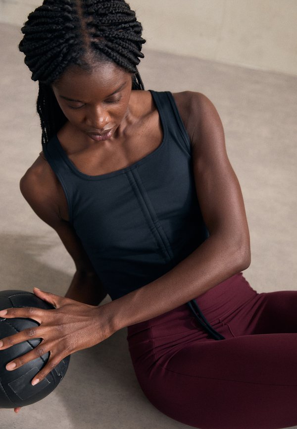 CREASE SLEEVELESS CROP - Top