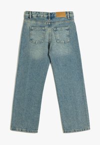 Jeans de mezclilla de color azul claro con corte recto, diseño de cinco bolsillos y una etiqueta de cuero en la parte posterior de la cinturilla. Textura deslavada en toda la prenda.